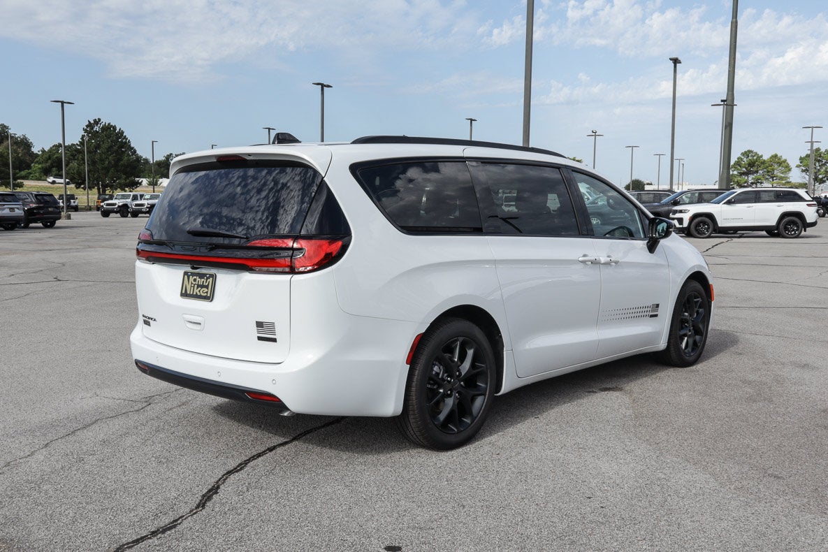 2027 Chrysler Pacifica Select FWD