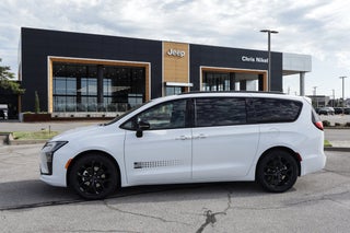 2027 Chrysler Pacifica Select FWD