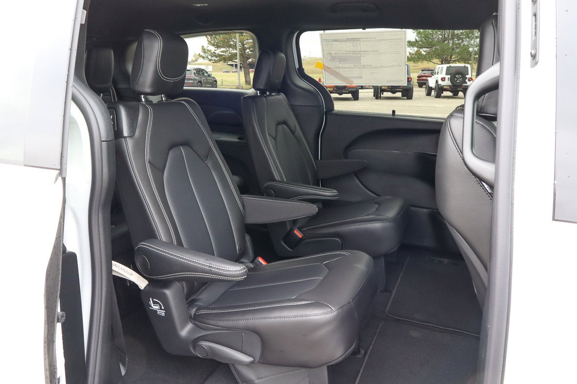 2026 Chrysler Pacifica Select