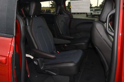 2027 Chrysler Pacifica Select FWD
