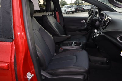 2027 Chrysler Pacifica Select FWD