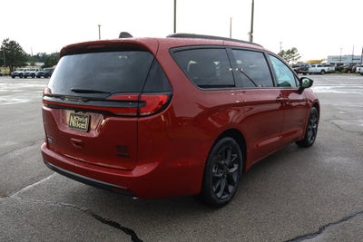 2027 Chrysler Pacifica Select FWD