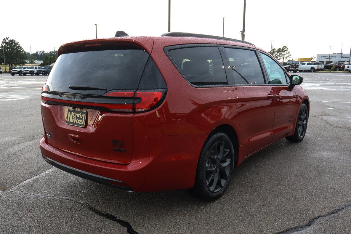 2027 Chrysler Pacifica Select FWD