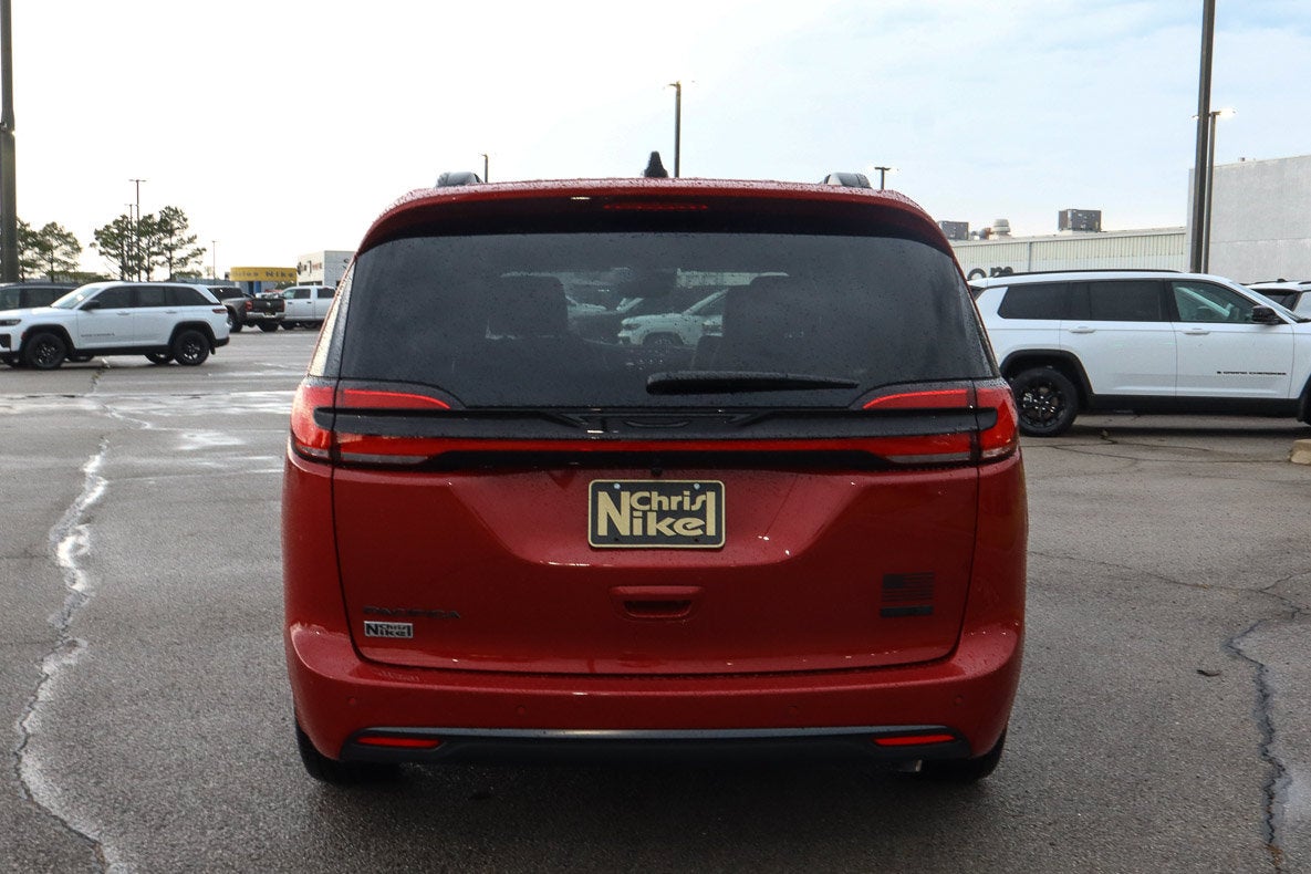 2027 Chrysler Pacifica Select FWD