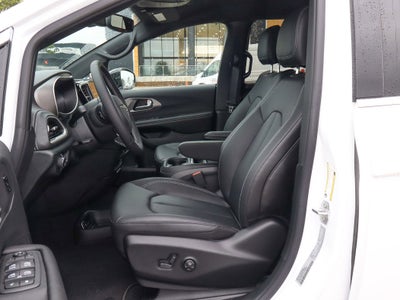 2027 Chrysler Pacifica Select FWD