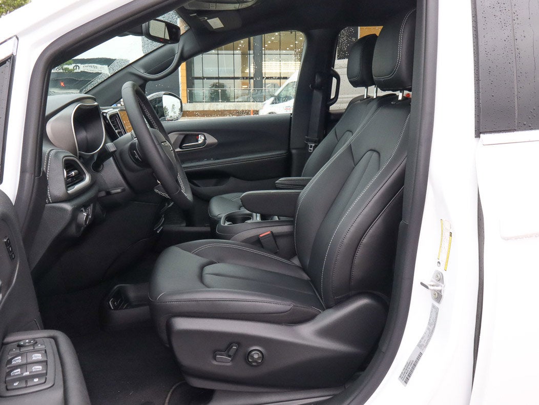 2027 Chrysler Pacifica Select FWD