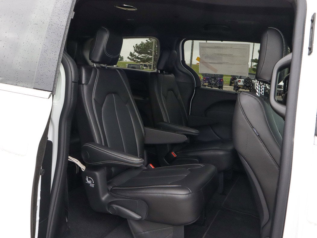 2027 Chrysler Pacifica Select FWD