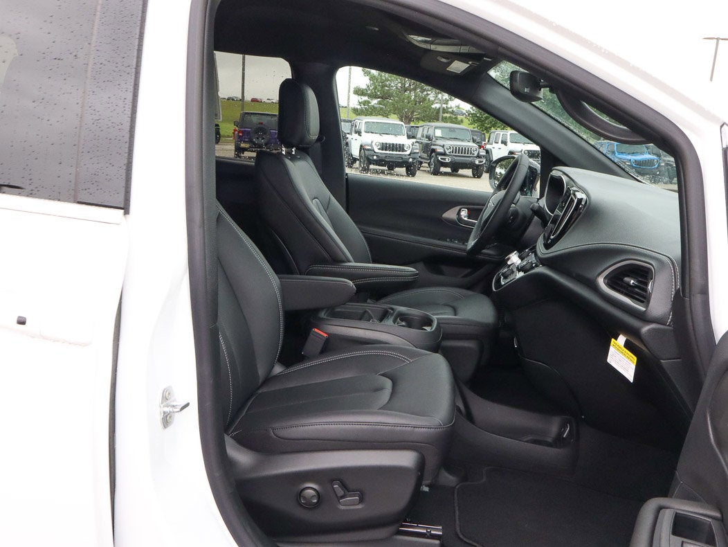 2027 Chrysler Pacifica Select FWD
