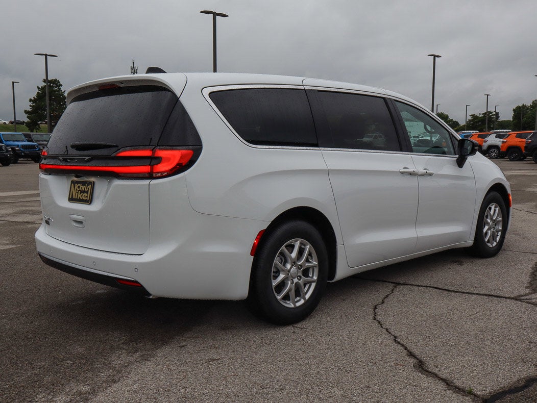 2027 Chrysler Pacifica Select FWD