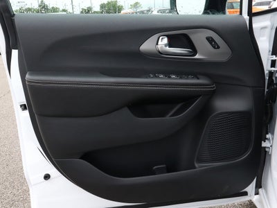 2027 Chrysler Pacifica Select FWD