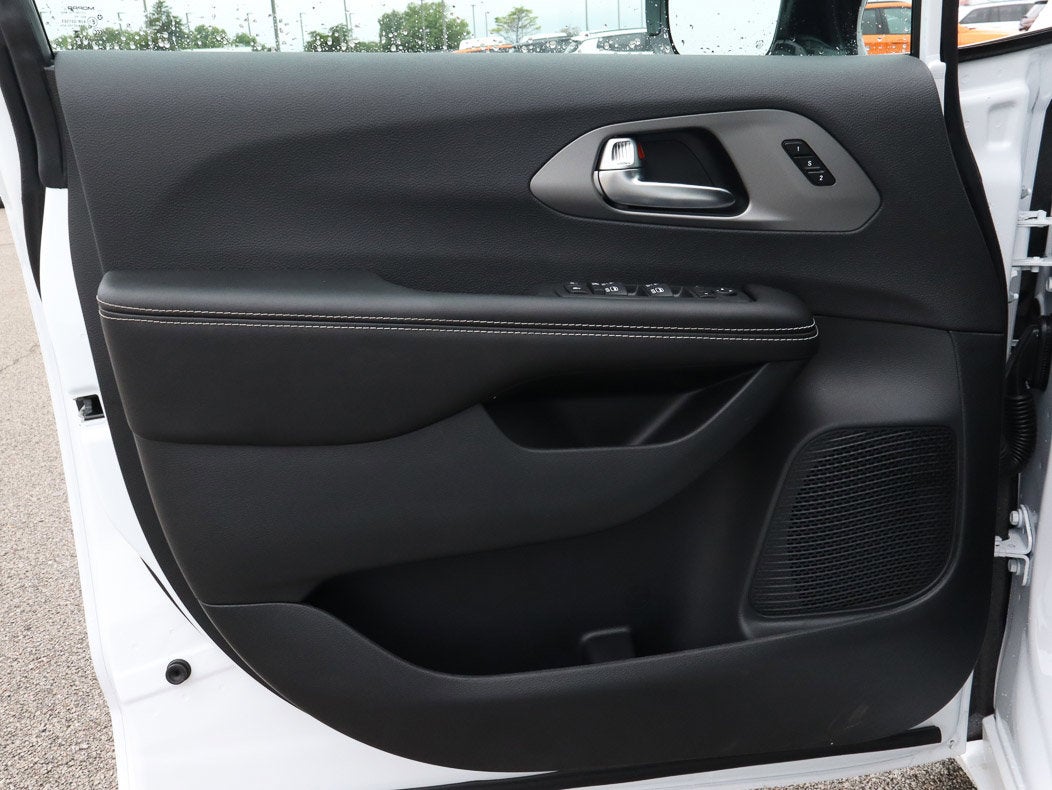 2027 Chrysler Pacifica Select FWD