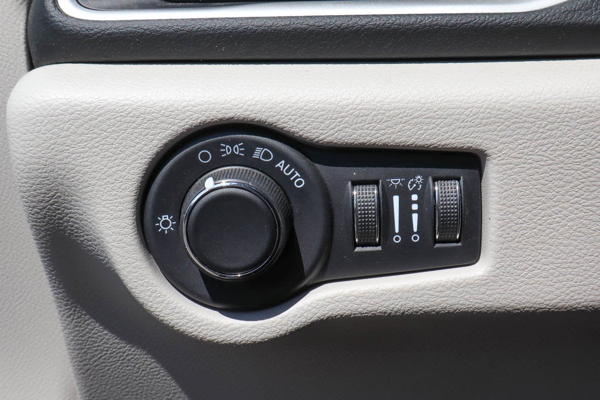 2023 Chrysler Voyager LX FWD