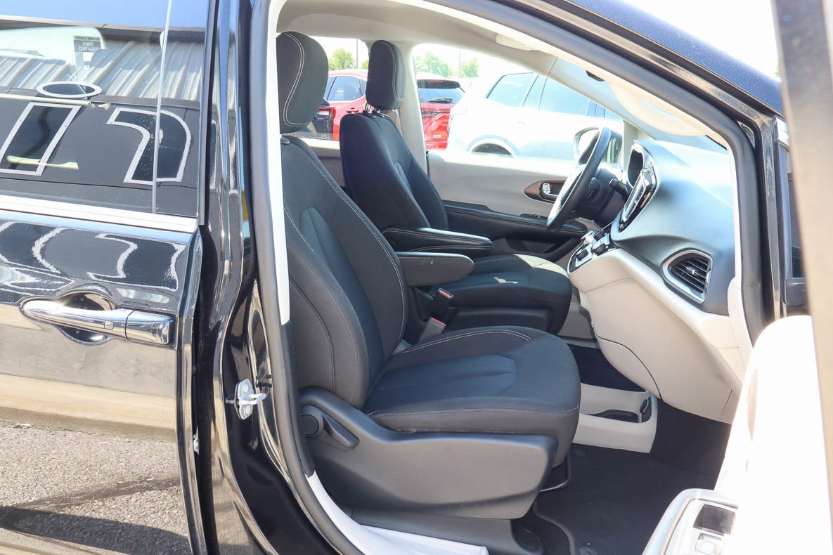 2023 Chrysler Voyager LX FWD