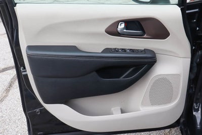 2023 Chrysler Voyager LX FWD