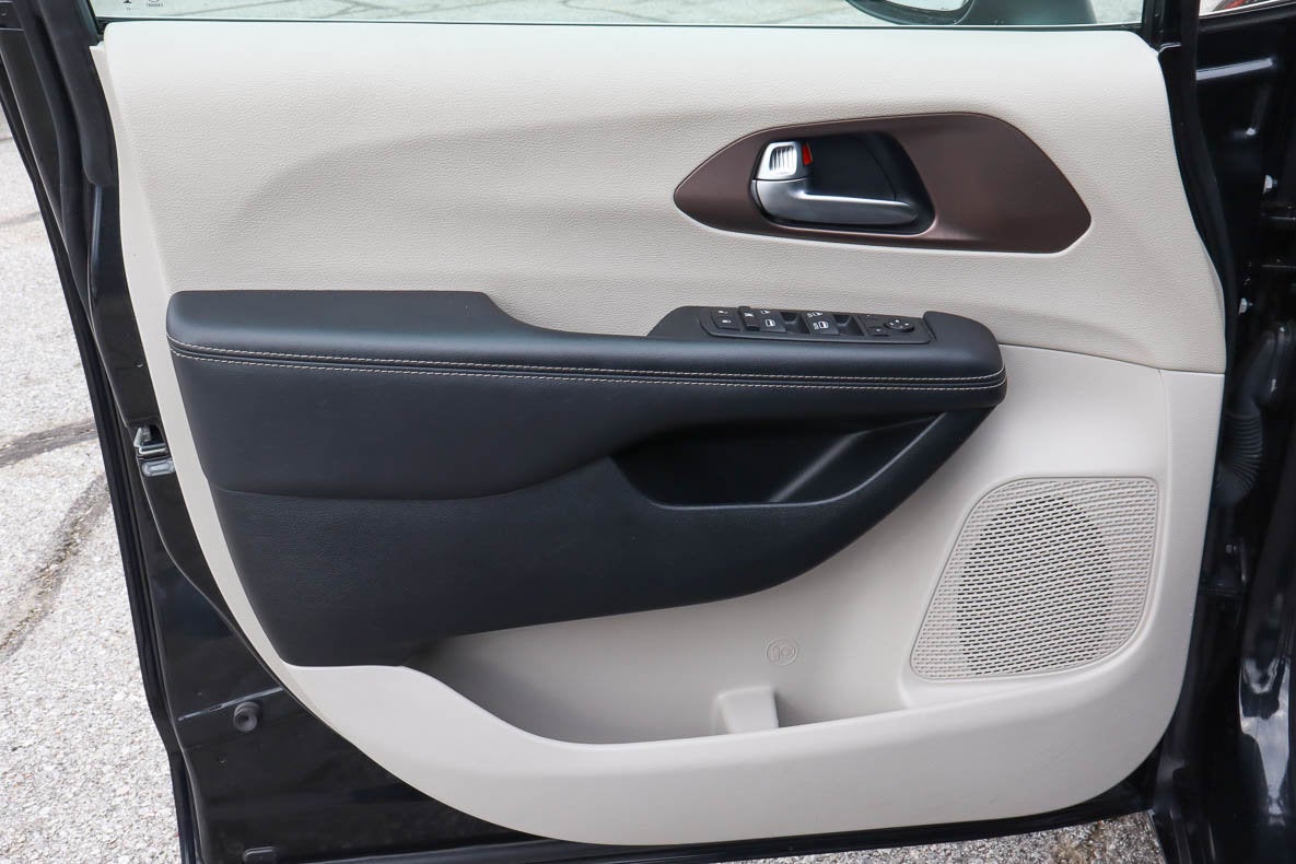 2023 Chrysler Voyager LX FWD