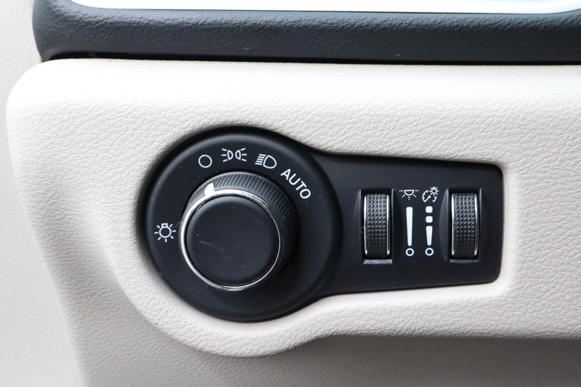 2023 Chrysler Voyager LX FWD