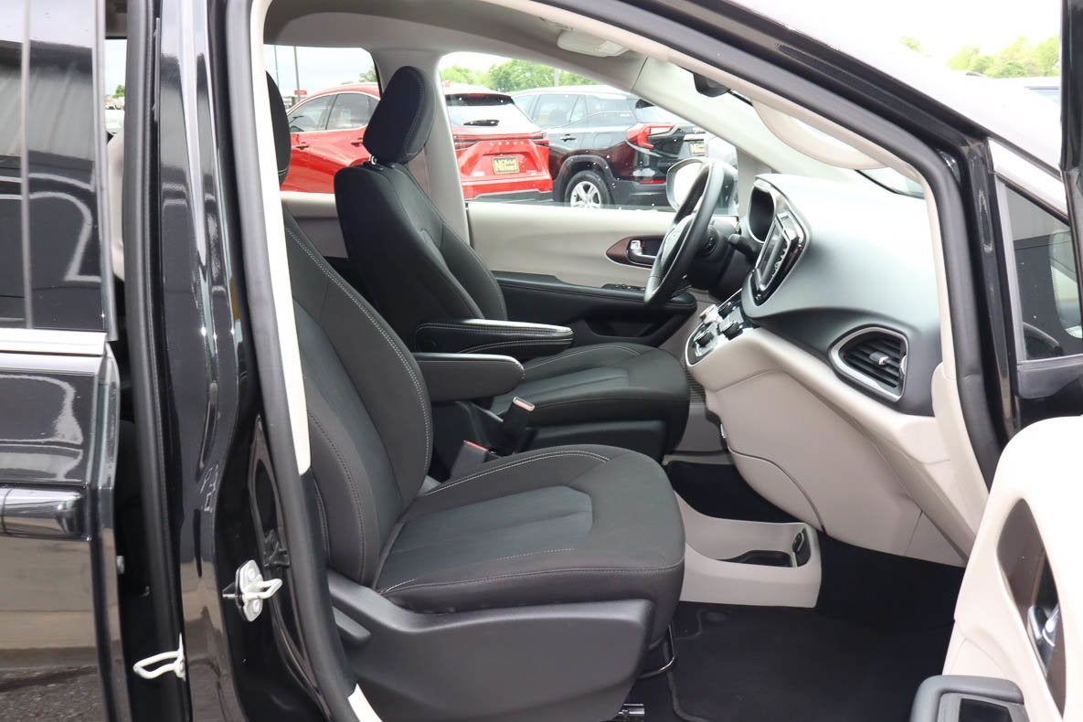 2023 Chrysler Voyager LX FWD