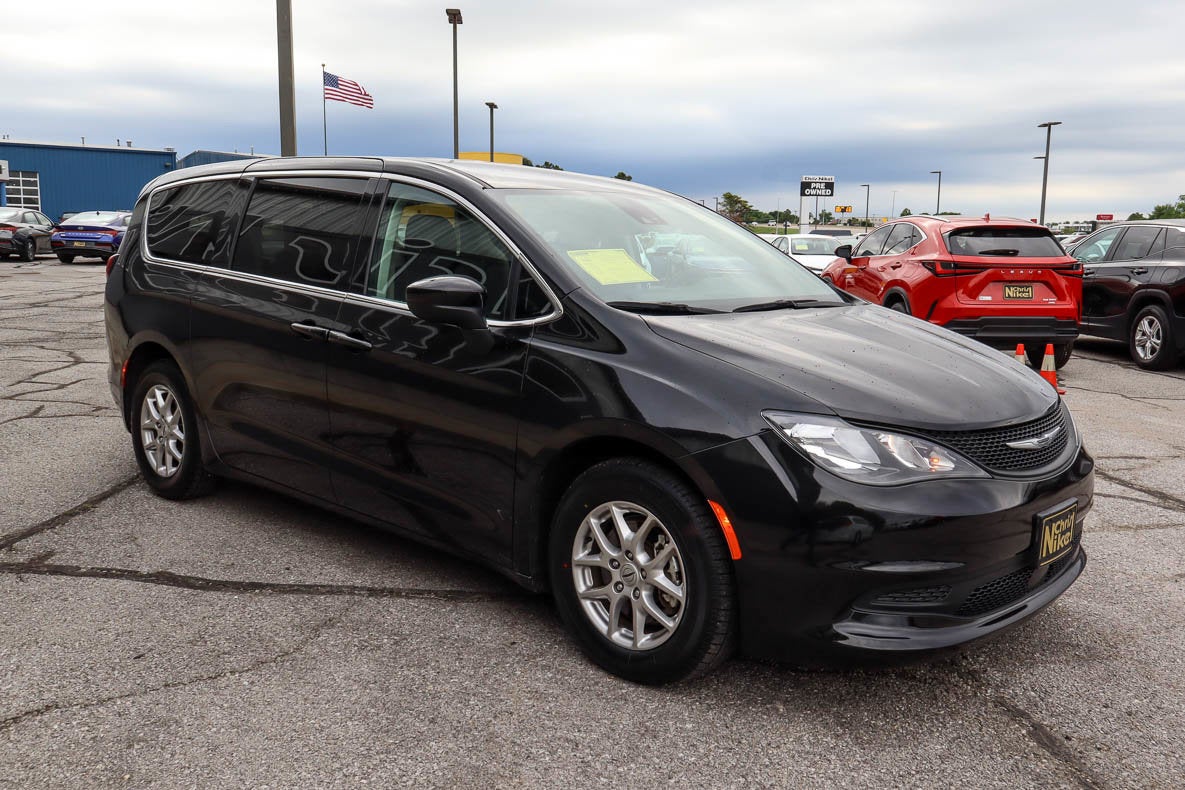 2023 Chrysler Voyager LX FWD