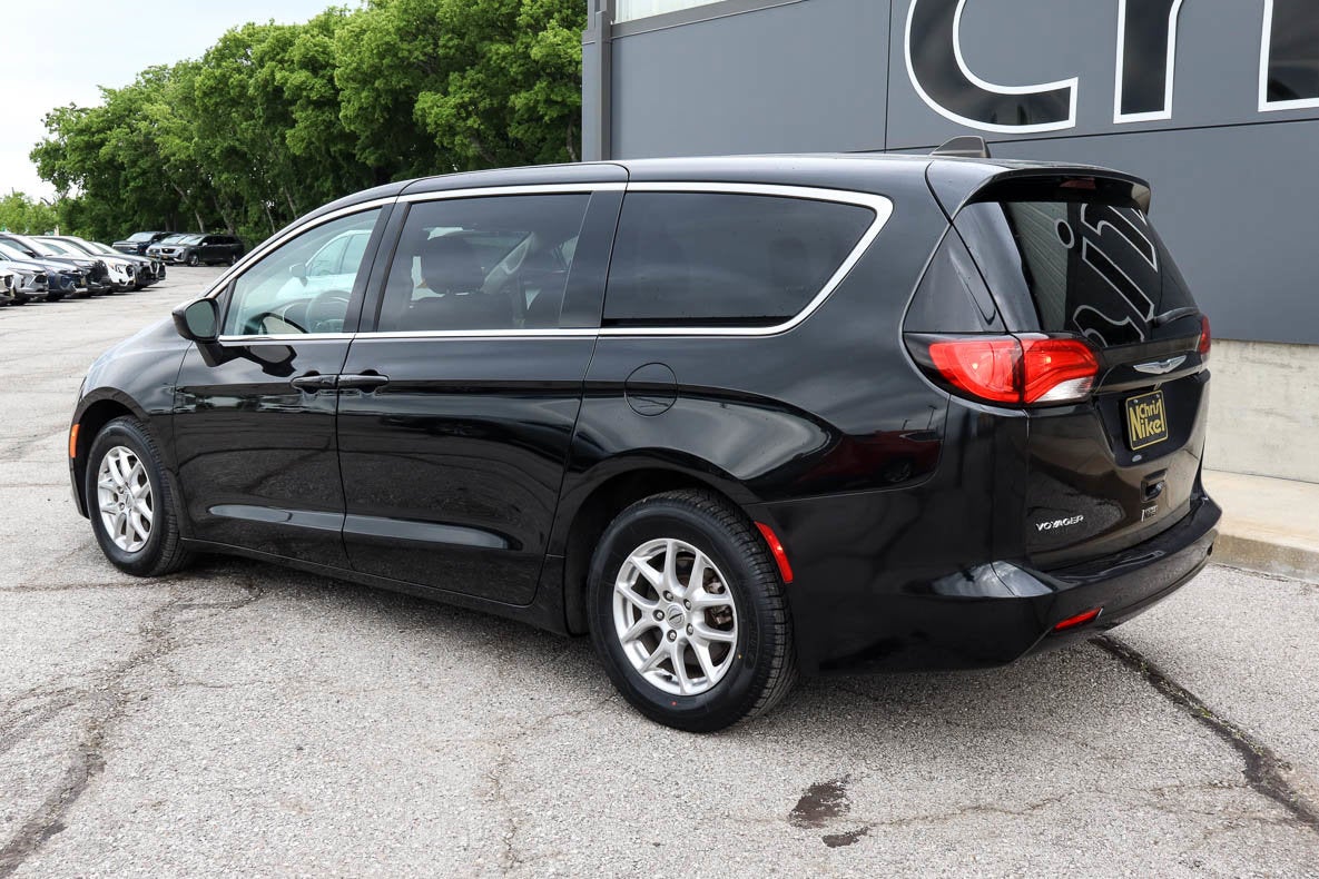 2023 Chrysler Voyager LX FWD