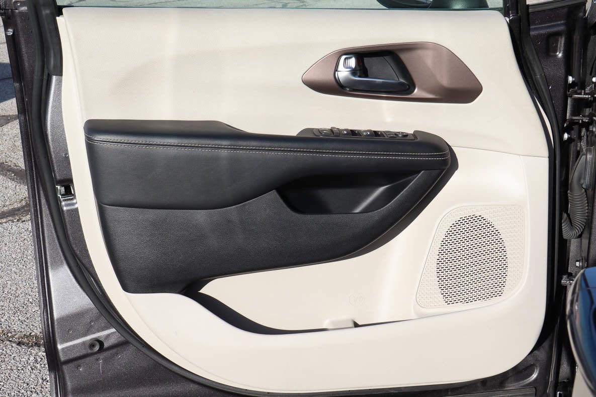 2023 Chrysler Voyager LX FWD