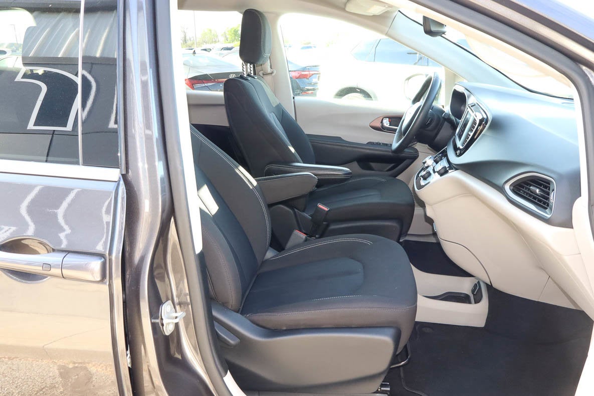 2023 Chrysler Voyager LX FWD