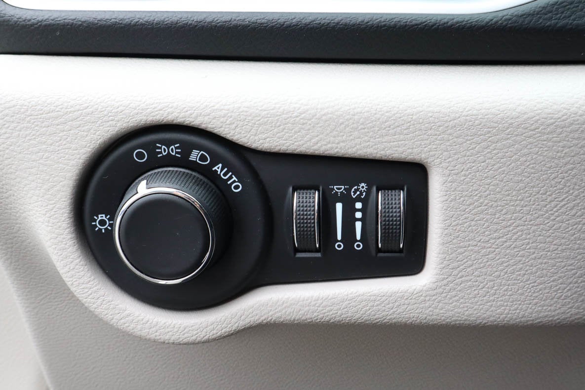 2023 Chrysler Voyager LX FWD