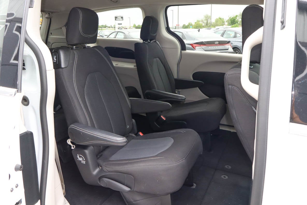 2023 Chrysler Voyager LX FWD
