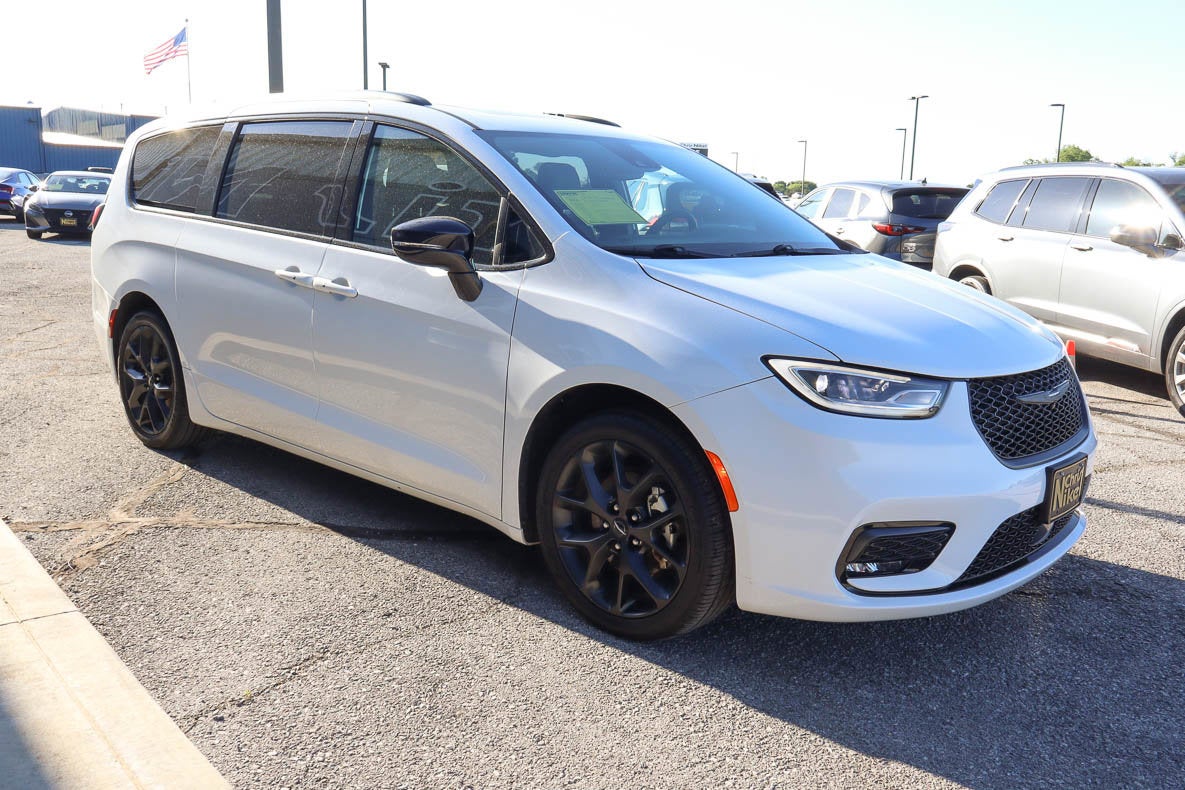 2025 Chrysler Pacifica Limited FWD