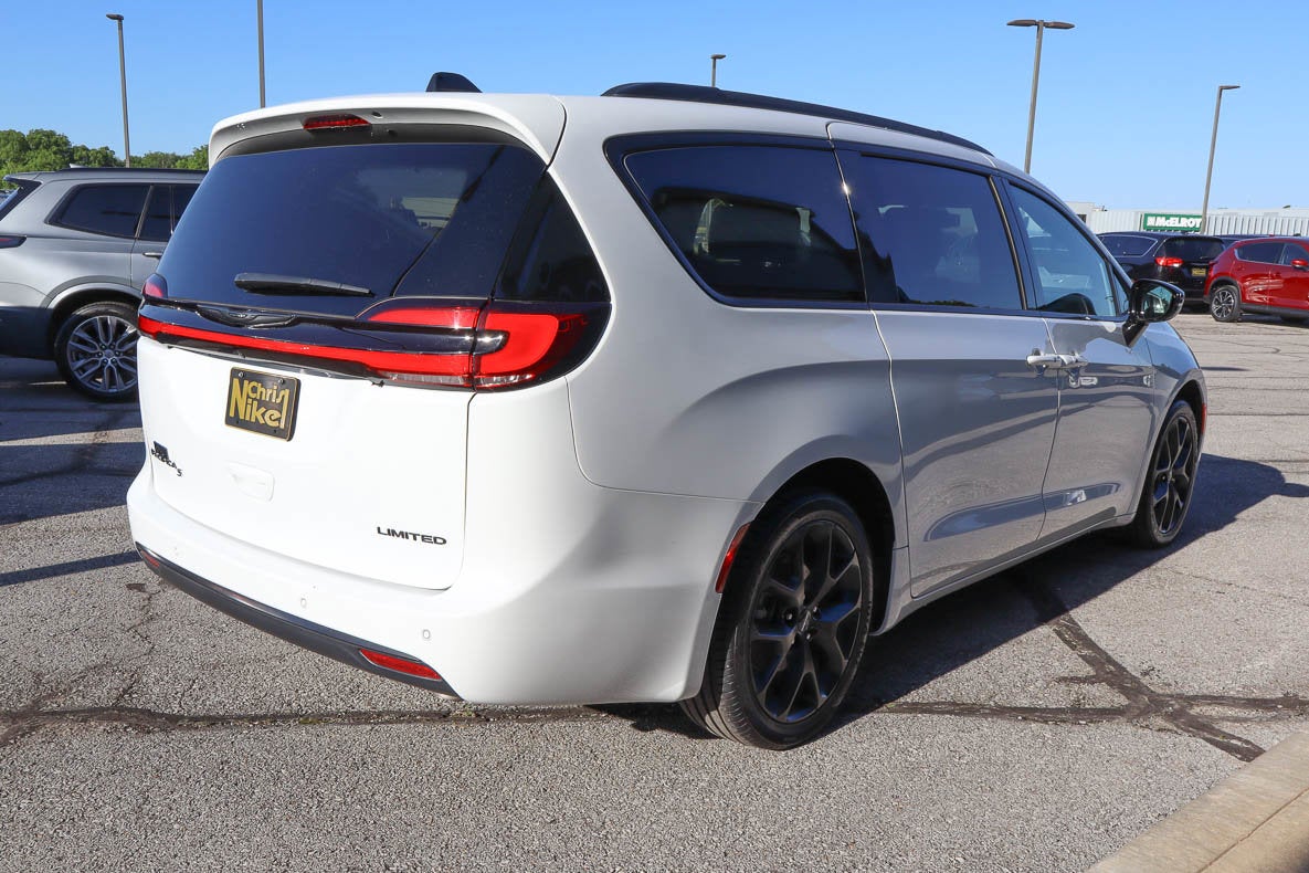 2025 Chrysler Pacifica Limited FWD