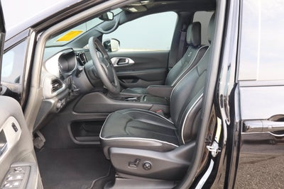 2025 Chrysler Pacifica Limited FWD