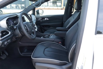 2027 Chrysler Pacifica Limited FWD