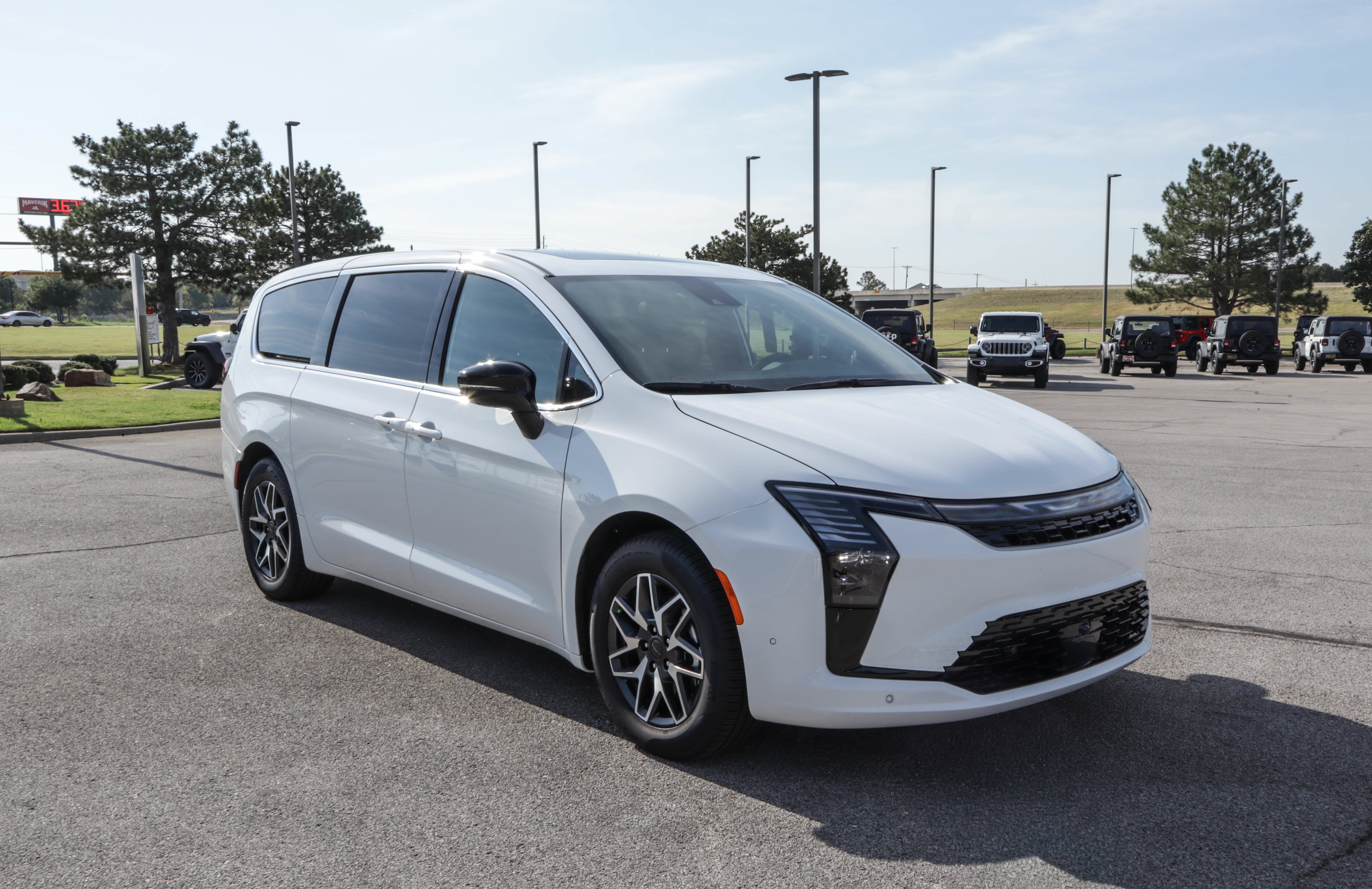 2027 Chrysler Pacifica Limited FWD