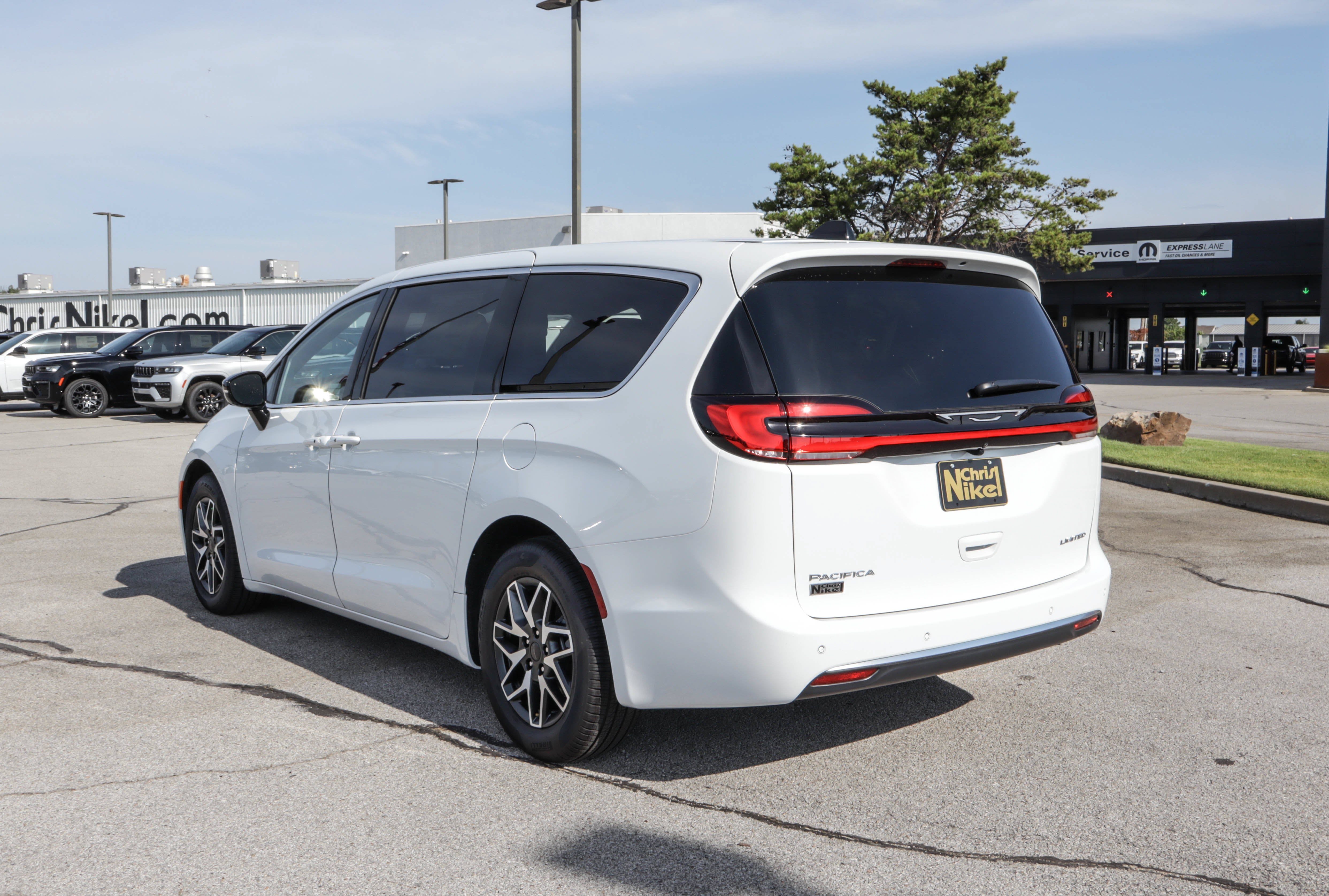 2027 Chrysler Pacifica Limited FWD