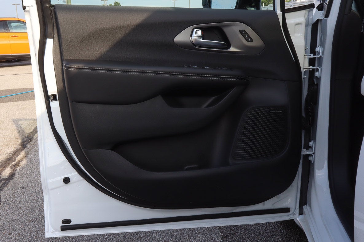 2027 Chrysler Pacifica Limited FWD