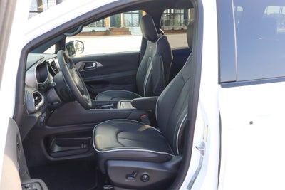 2027 Chrysler Pacifica Limited FWD
