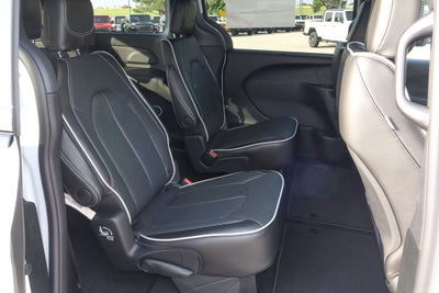 2027 Chrysler Pacifica Limited FWD