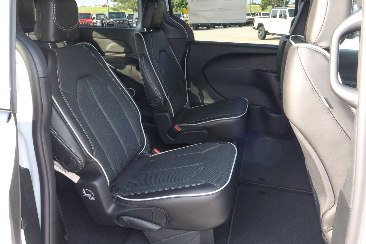 2027 Chrysler Pacifica Limited FWD