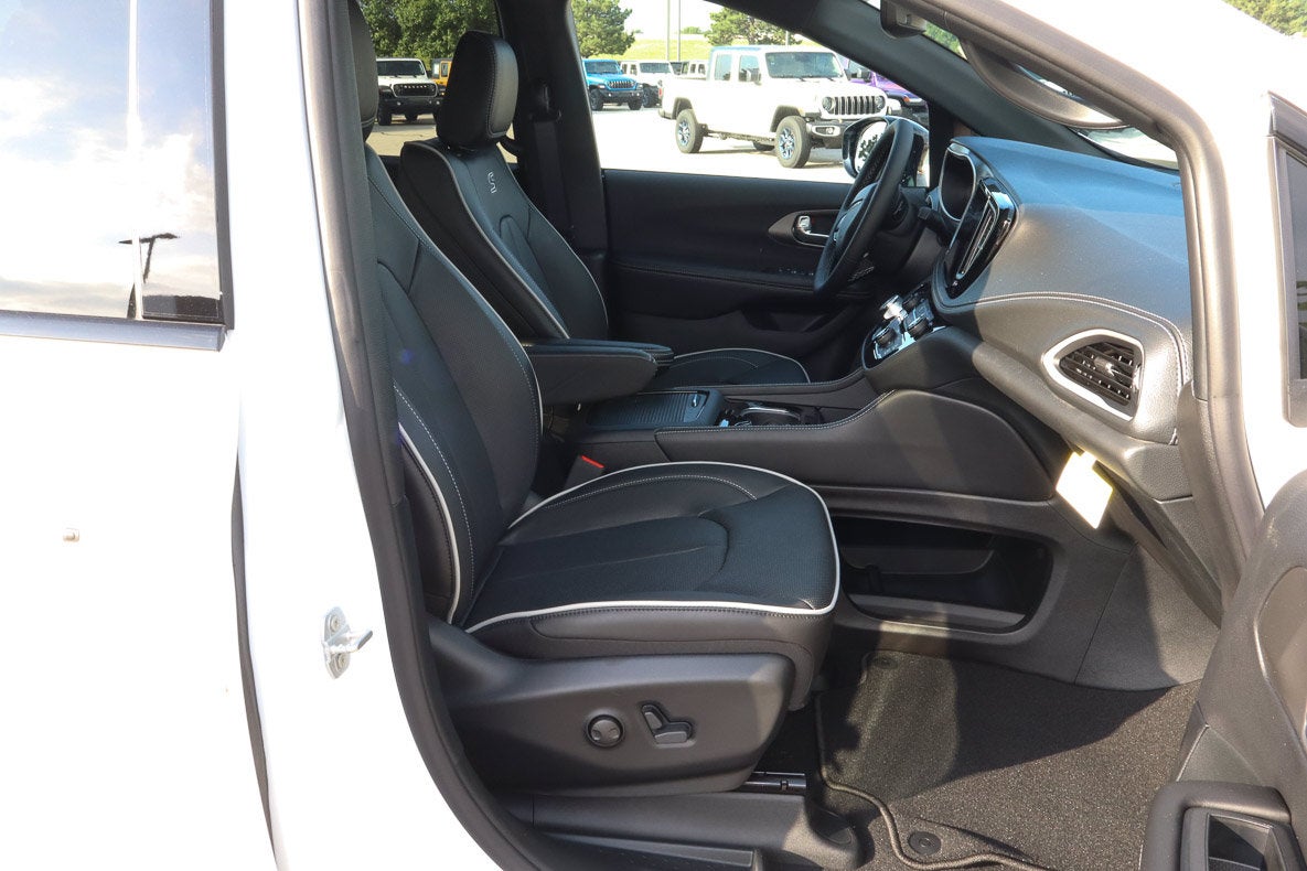 2027 Chrysler Pacifica Limited FWD