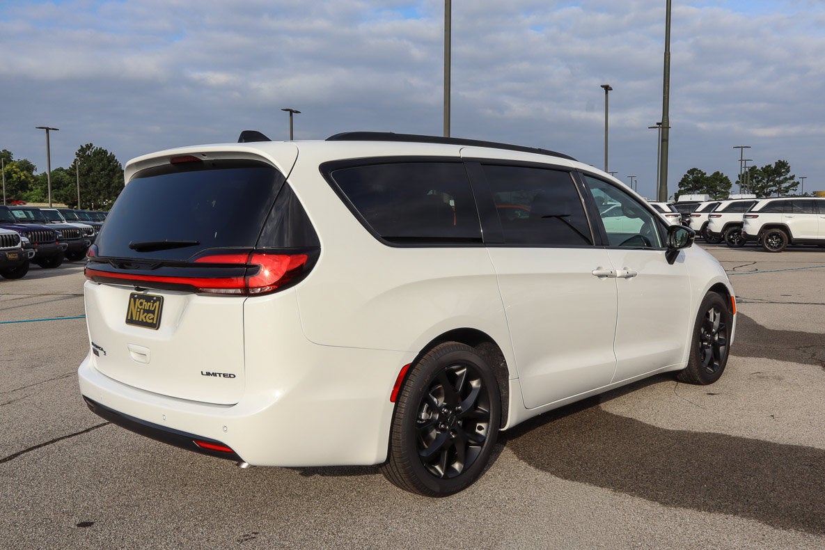 2027 Chrysler Pacifica Limited FWD