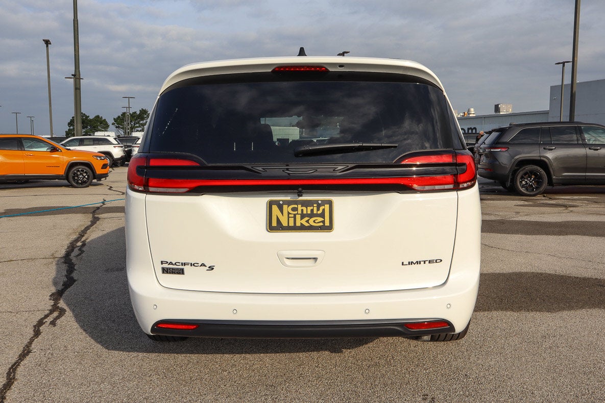 2027 Chrysler Pacifica Limited FWD