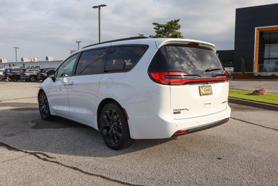 2027 Chrysler Pacifica Limited FWD
