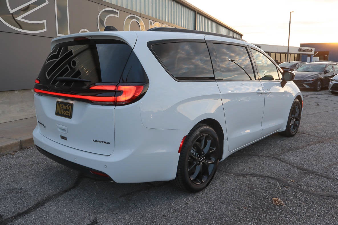 2025 Chrysler Pacifica Limited FWD