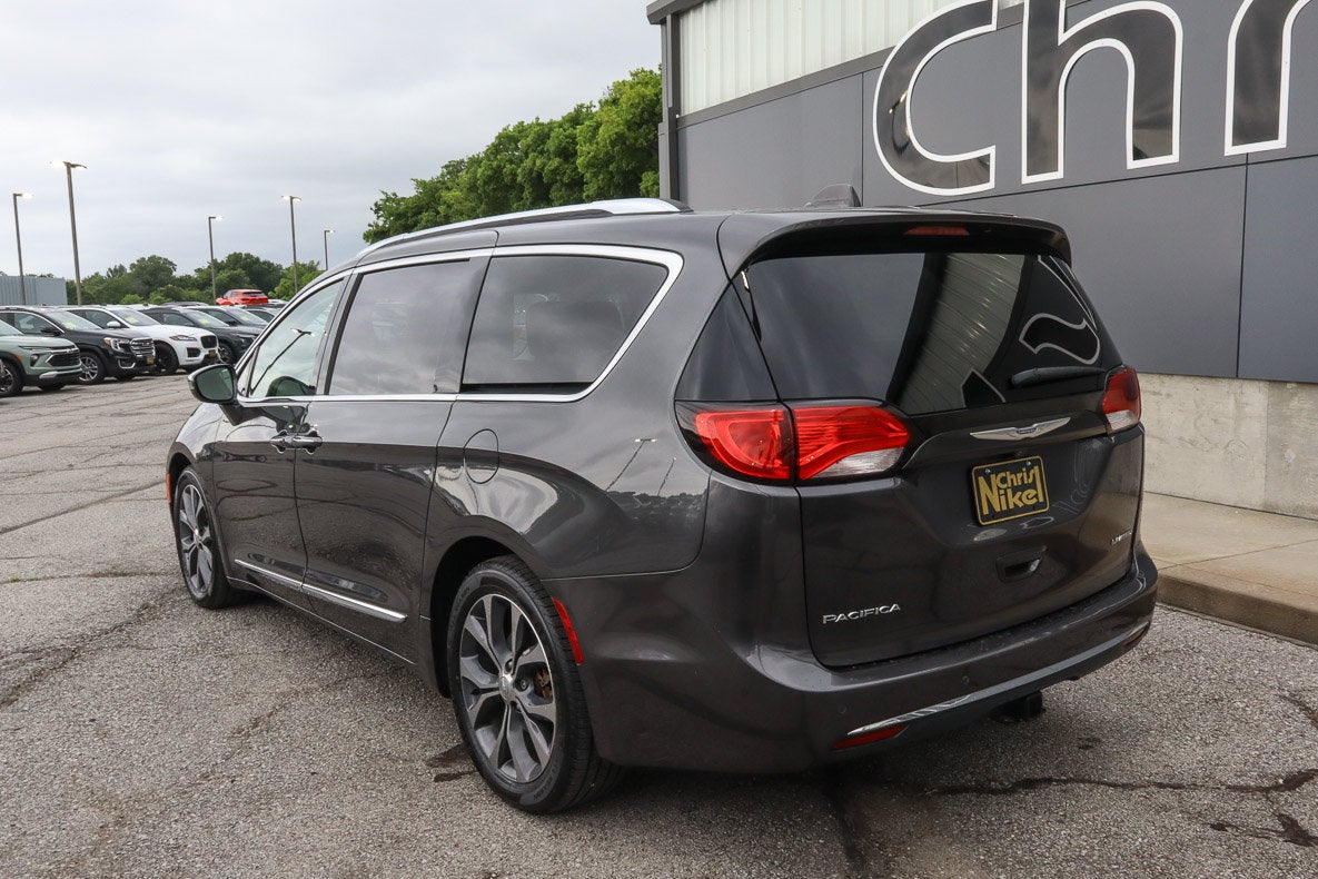 2017 Chrysler Pacifica Limited FWD