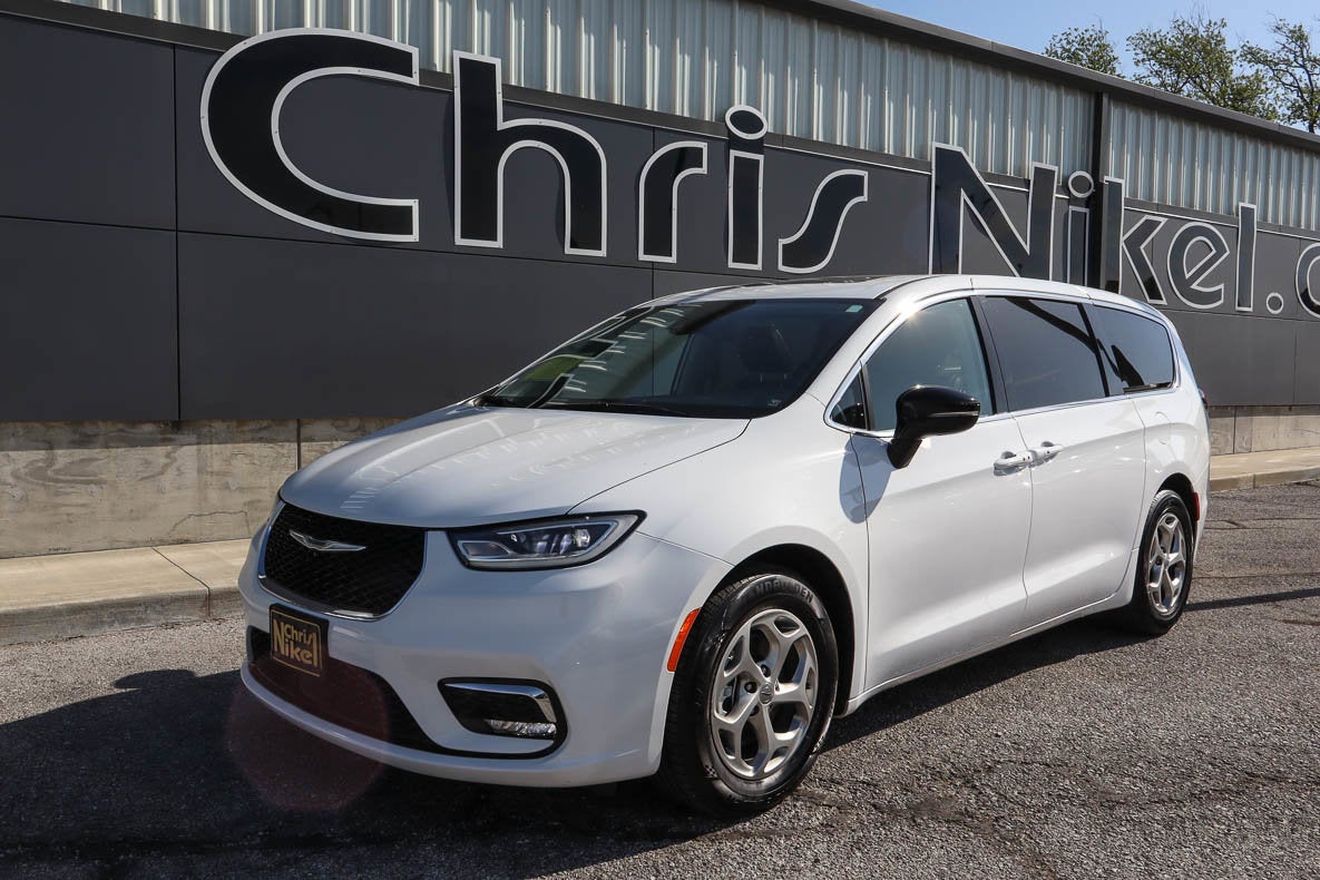 2024 Chrysler Pacifica Limited's photo