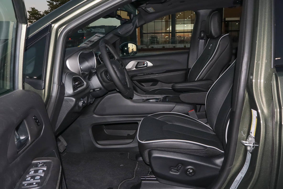 2027 Chrysler Pacifica Limited FWD