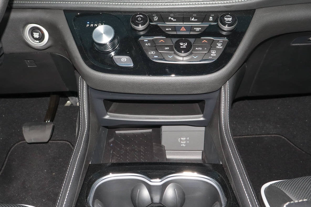 2027 Chrysler Pacifica Limited FWD