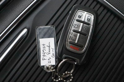 2023 Chrysler Pacifica Limited FWD