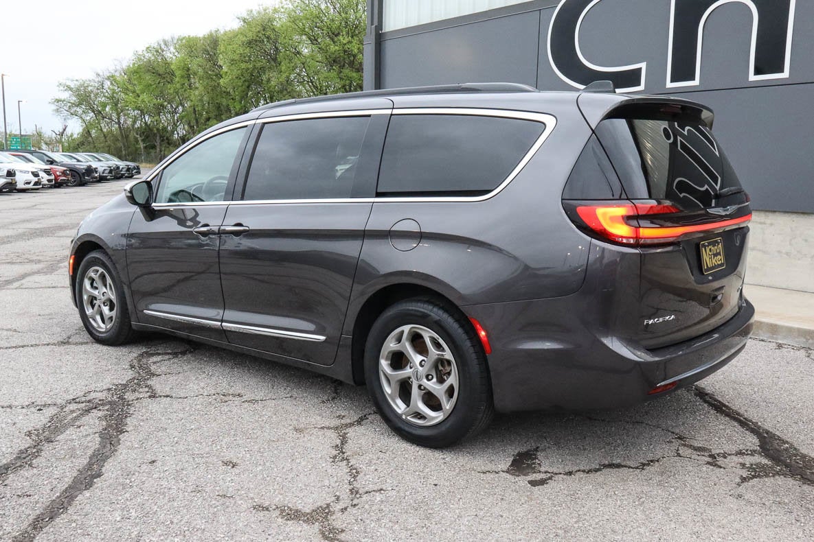 2023 Chrysler Pacifica Limited FWD