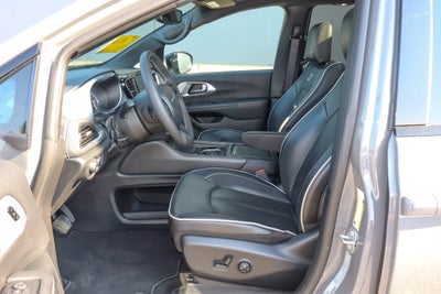 2025 Chrysler Pacifica Limited FWD
