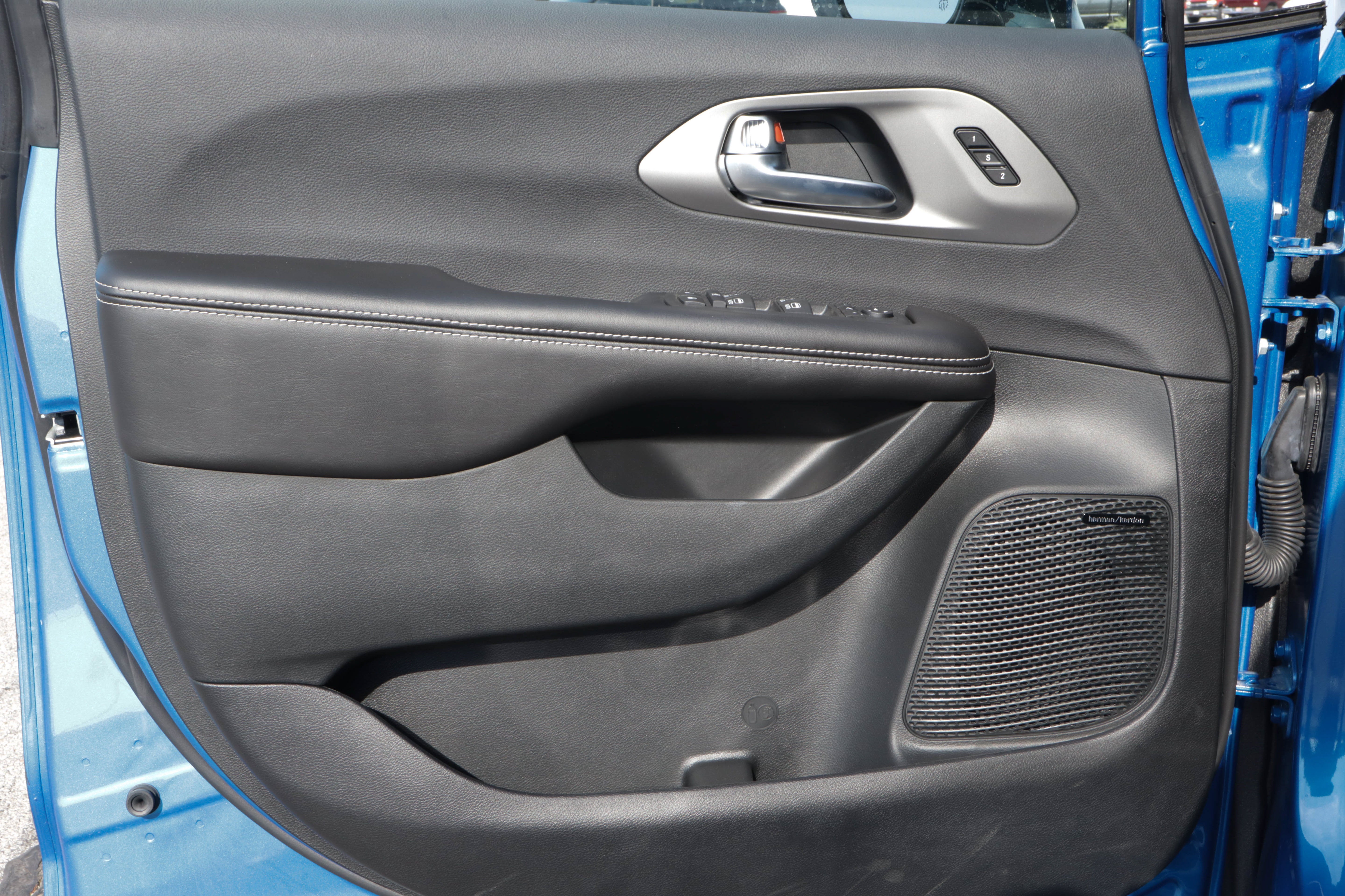 2027 Chrysler Pacifica Limited FWD